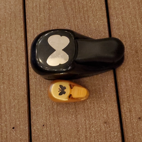 2 paper crafting punches (butterfly shaped) - Picture 1 of 3